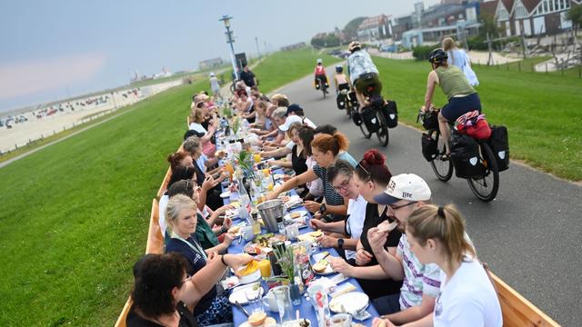 Zum Welterbetitel-Geburtstag: Volle Frühstückstafeln an Nordseedeichen