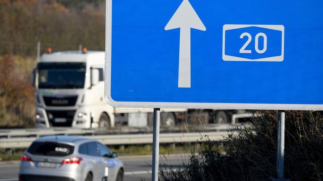 Unfall: Auto überschlägt sich auf A20 – Fahrerin schwer verletzt