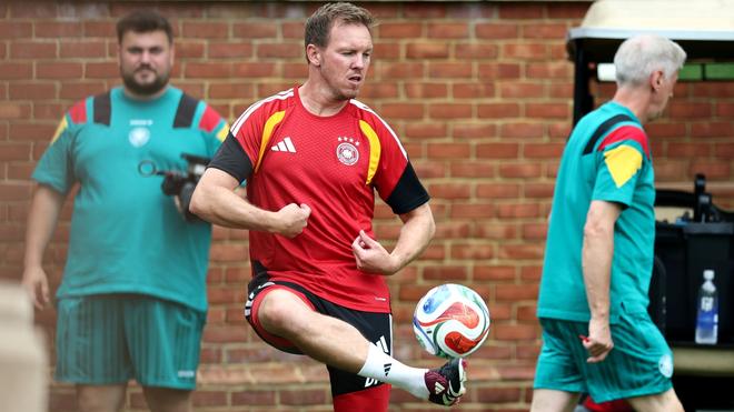 Fotografie: Bundestrainer Nagelsmann jongliert beim Training vor dem Paraguay-Spiel.