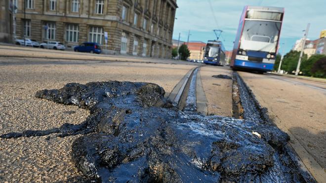 Fugenmasse flüssig: Fugenmasse ist bei den hohen Temperaturen in Leipzig in die Schienen gelaufen.