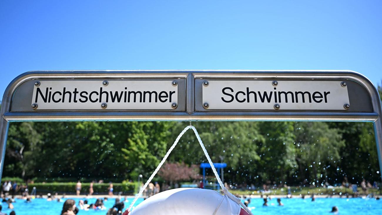 Überfüllung drohte: Jugendliche brechen trotz Einlassstopp in Freibad ein