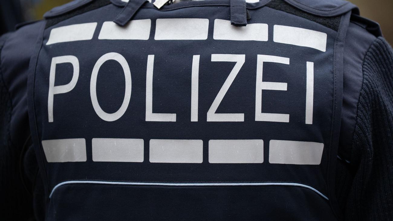 Verstöße gegen Waffengesetz: Junge Männer werfen Böller aus Auto - Polizei findet Waffen