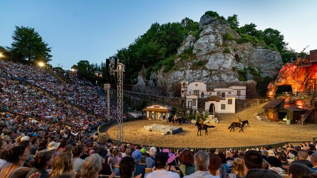 Premiere im Freilichttheater: Karl-May-Spiele starten mit Action, Feuer und lauten Lachern