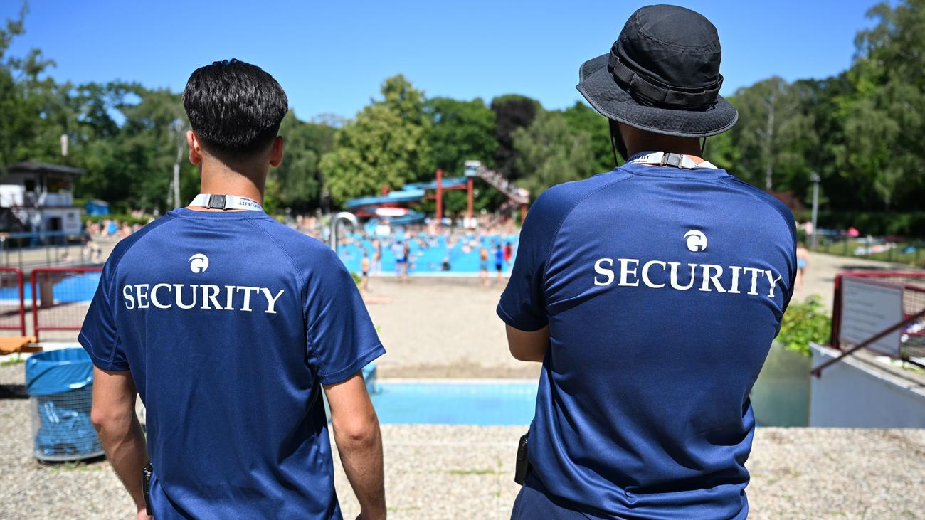 An der Grenze zu Frankreich: Männergruppe stürmt Freibad – Polizei räumt Bad