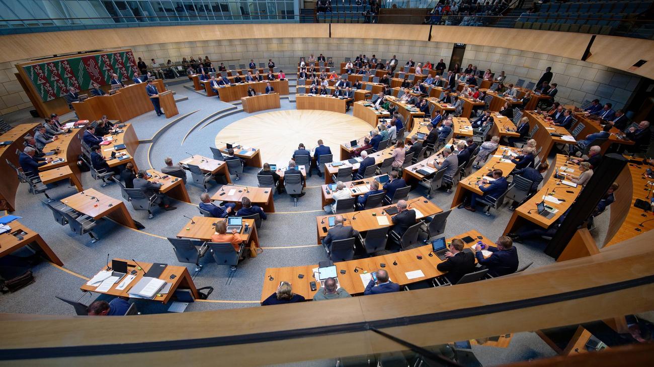 Verluste für CDU und SPD: Umfrage: Verluste für CDU - noch Mehrheit für Schwarz-Grün