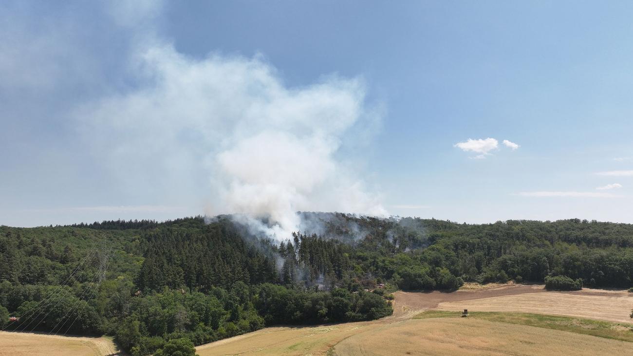 Großeinsatz: Waldbrand-Einsatz wird noch Tage dauern - Ersatz-Funkmast