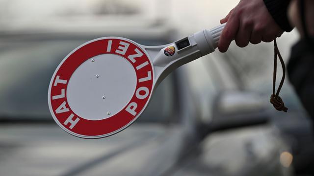 Zu Fuß geflüchtet: 15-Jähriger fährt Auto seiner Mutter und verletzt Polizisten