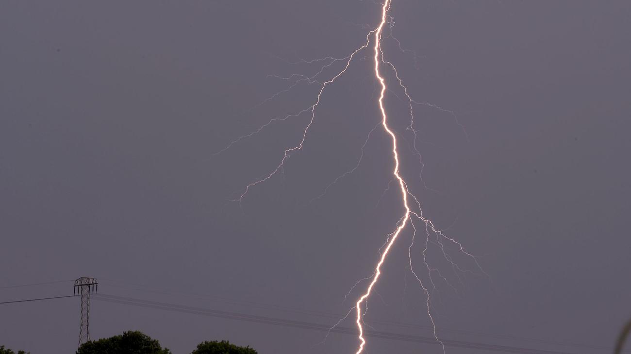 Unwetter: Blitzeinschläge und Sturmschäden in Sachsen