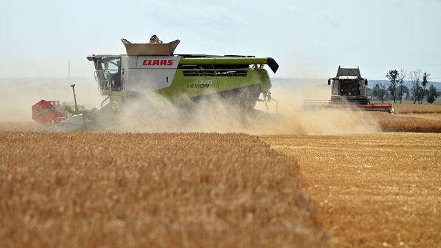 Früher Erntestart: Erste Mähdrescher rollen – Bauern warnen vor Feldbränden