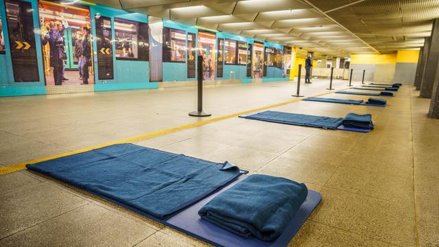 Kein anderes Gebäude gefunden: Größte Obdachlosen-Notunterkunft dicht - Zelte als Ersatz