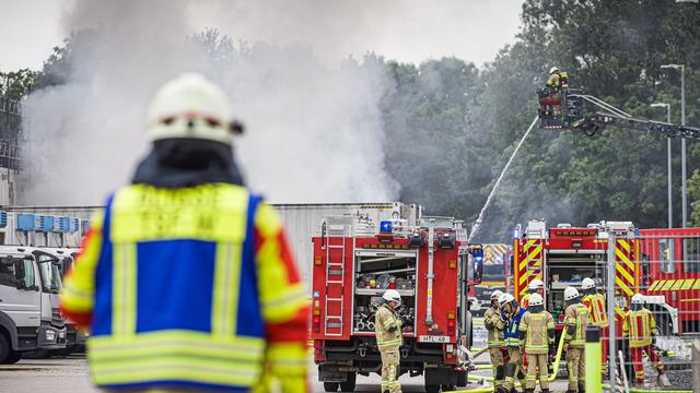 Großbrand: Lastwagen vor Großbäckerei stehen in Flammen
