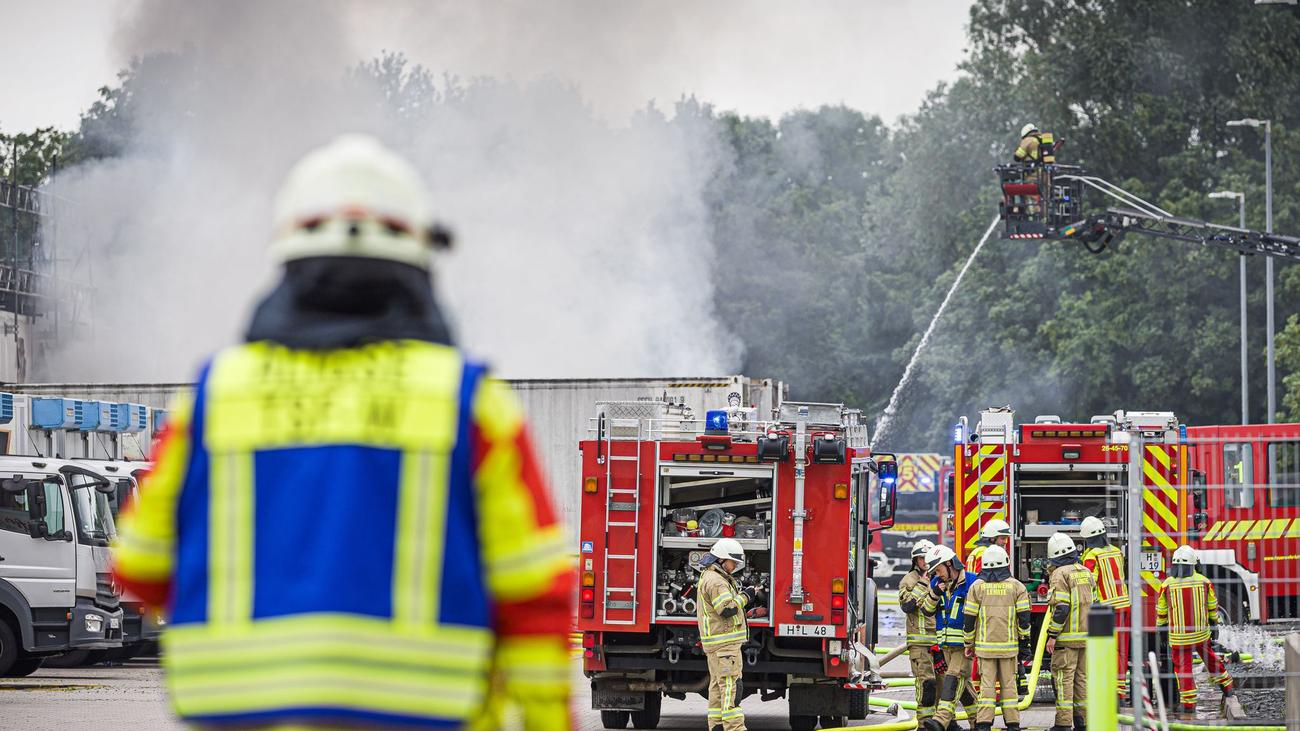 Großbrand: Lastwagen vor Großbäckerei stehen in Flammen
