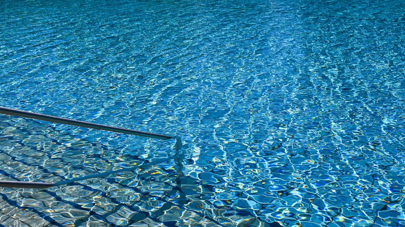 Notfall: Pumpe zieht Kind in Freibad unter Wasser