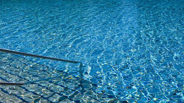 Zustand weiter kritisch: Vater und Sohn bewusstlos aus Wasser gezogen – Lebensgefahr