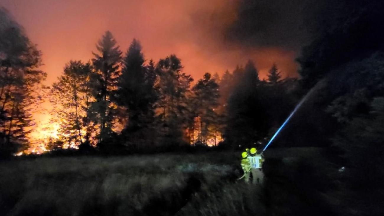 Feuerwehr im Einsatz: Waldbrand am Chiemsee - A8 wegen des Rauchs gesperrt