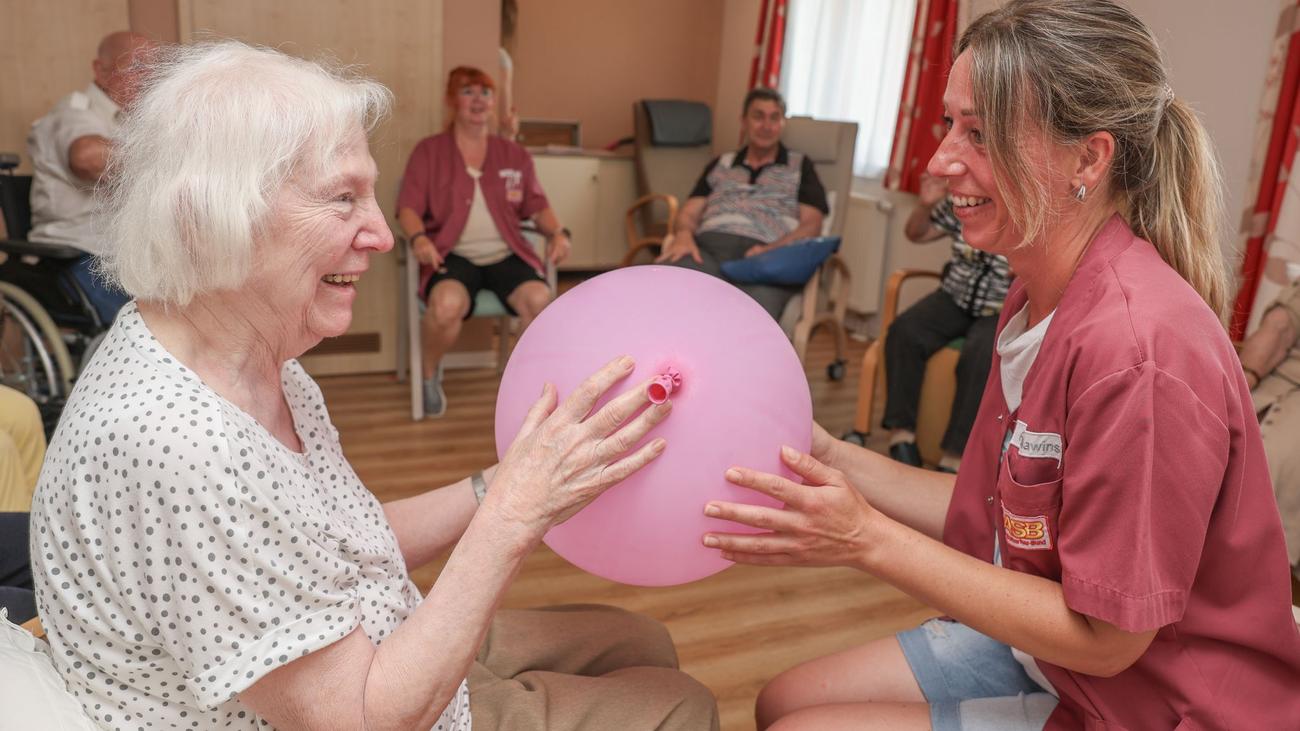 Senioren: Wo Pflegebedürftige zusammen spielen, backen und lachen