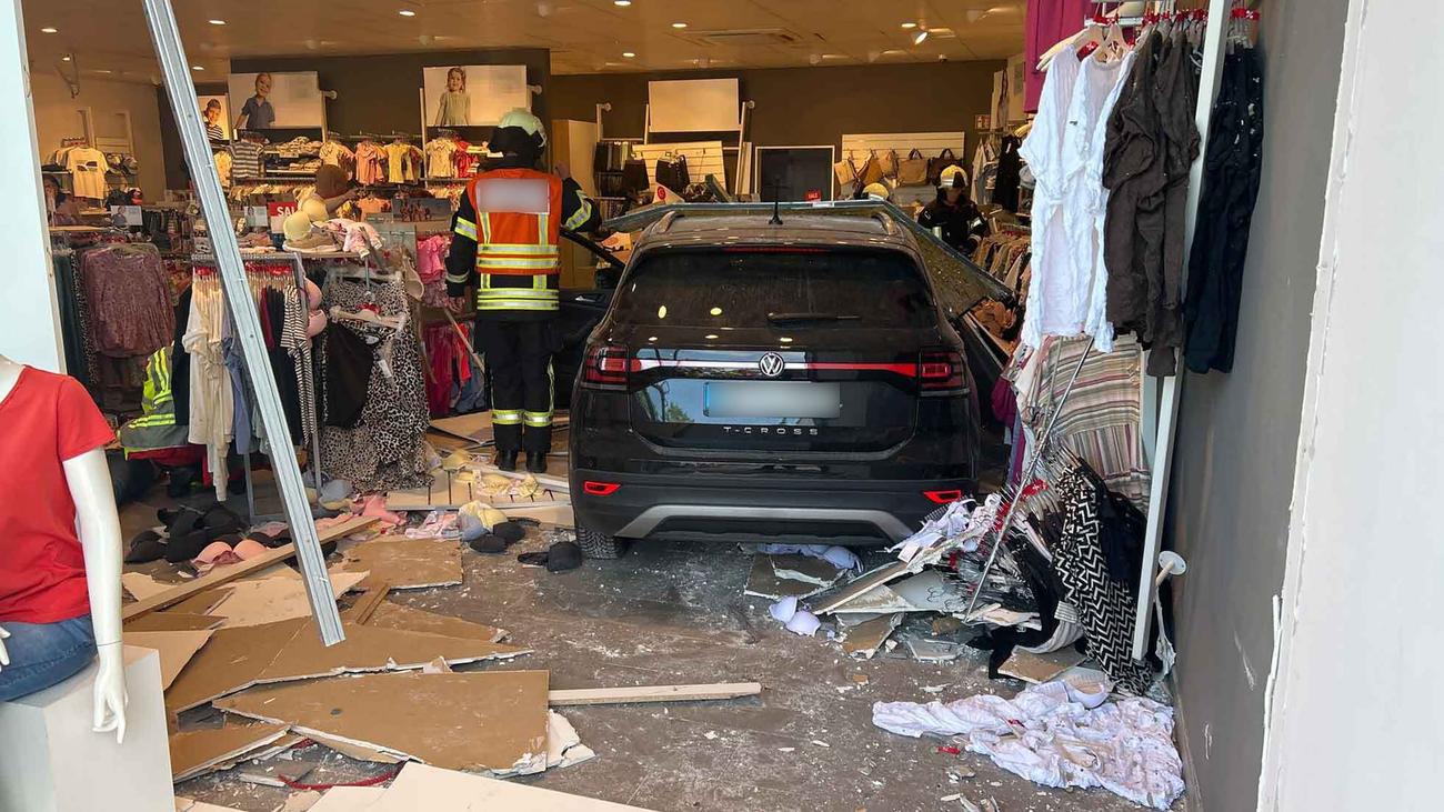 Zwei Frauen erleiden Schock: 88 Jahre alter Autofahrer kracht durch Schaufensterscheibe