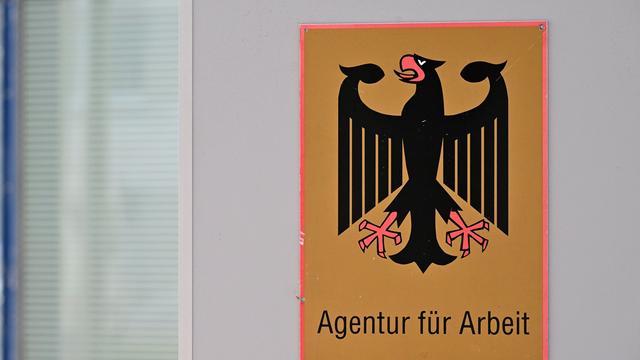 Arbeitsmarkt: Arbeitslosigkeit trotz Rückgang auf Zehn-Jahres-Hoch