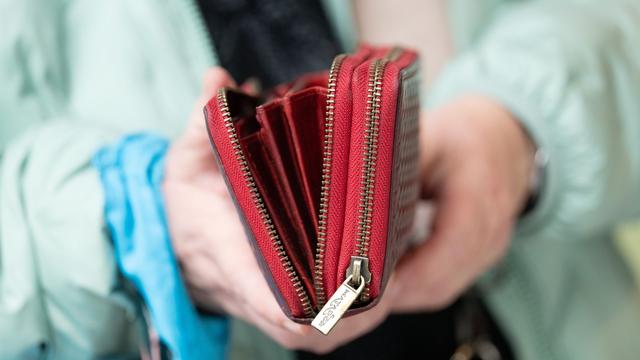 Verbraucherpreise: Fallende Ölpreise und Tankrabatt: Inflation sinkt deutlich
