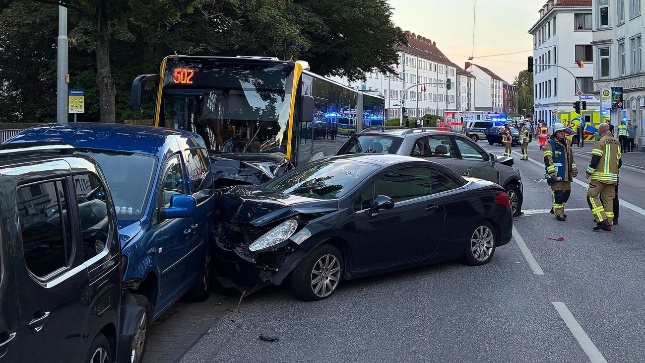 Verkehrsunfall: Linienbus und Autos kollidieren - zwei Verletzte