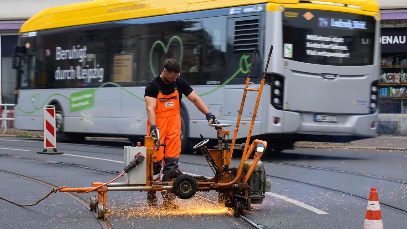 Fugenmasse flüssig: LVB ruft Leipziger zur Schienenrettung nach Hitzeschäden auf
