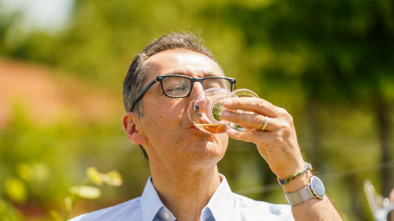 «Akt des Patriotismus»: Özdemir wirbt: Trinkt mehr Wein aus Baden-Württemberg