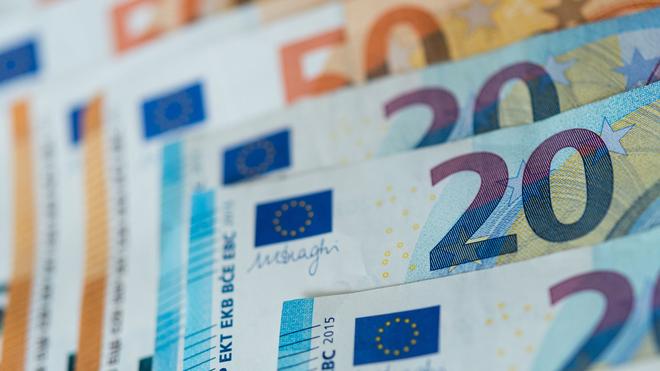 Technical error: Pension payments, including pensions for retired civil servants, arrive in the account a little later. (symbol image)