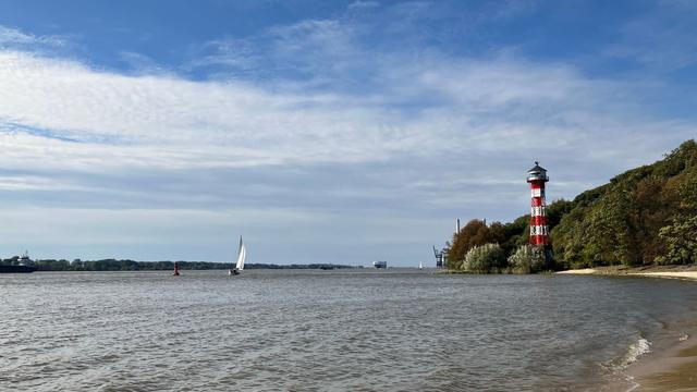 Notfälle: Schiffsbesatzung entdeckt Wasserleiche in der Elbe