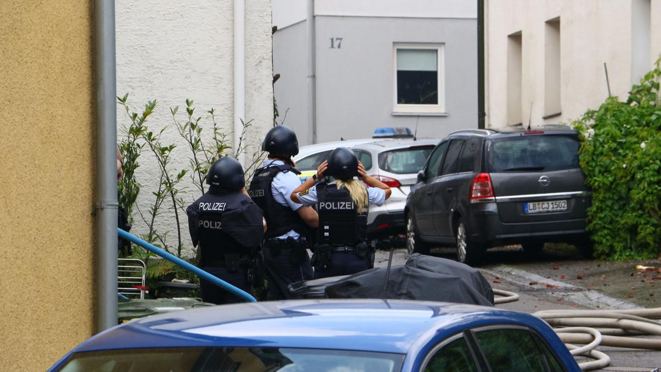 Brände: Feuer in Dachstuhl: Polizei lässt mehrere Häuser räumen