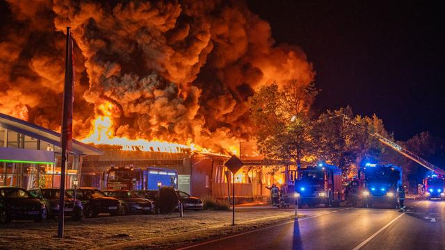 Millionenschaden: Lagerhalle mit Särgen brennt - Feuerwehrleute verletzt