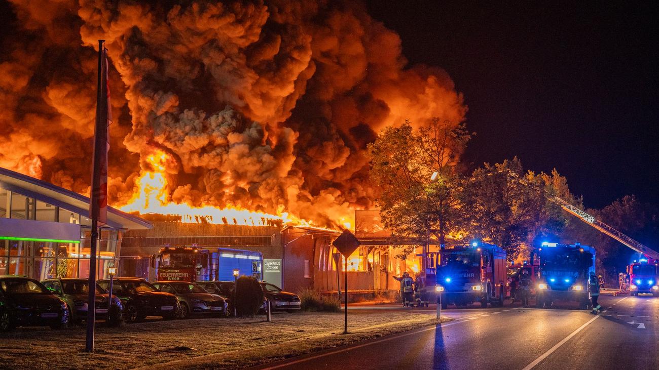 Millionenschaden: Lagerhalle mit Särgen brennt - Feuerwehrleute verletzt