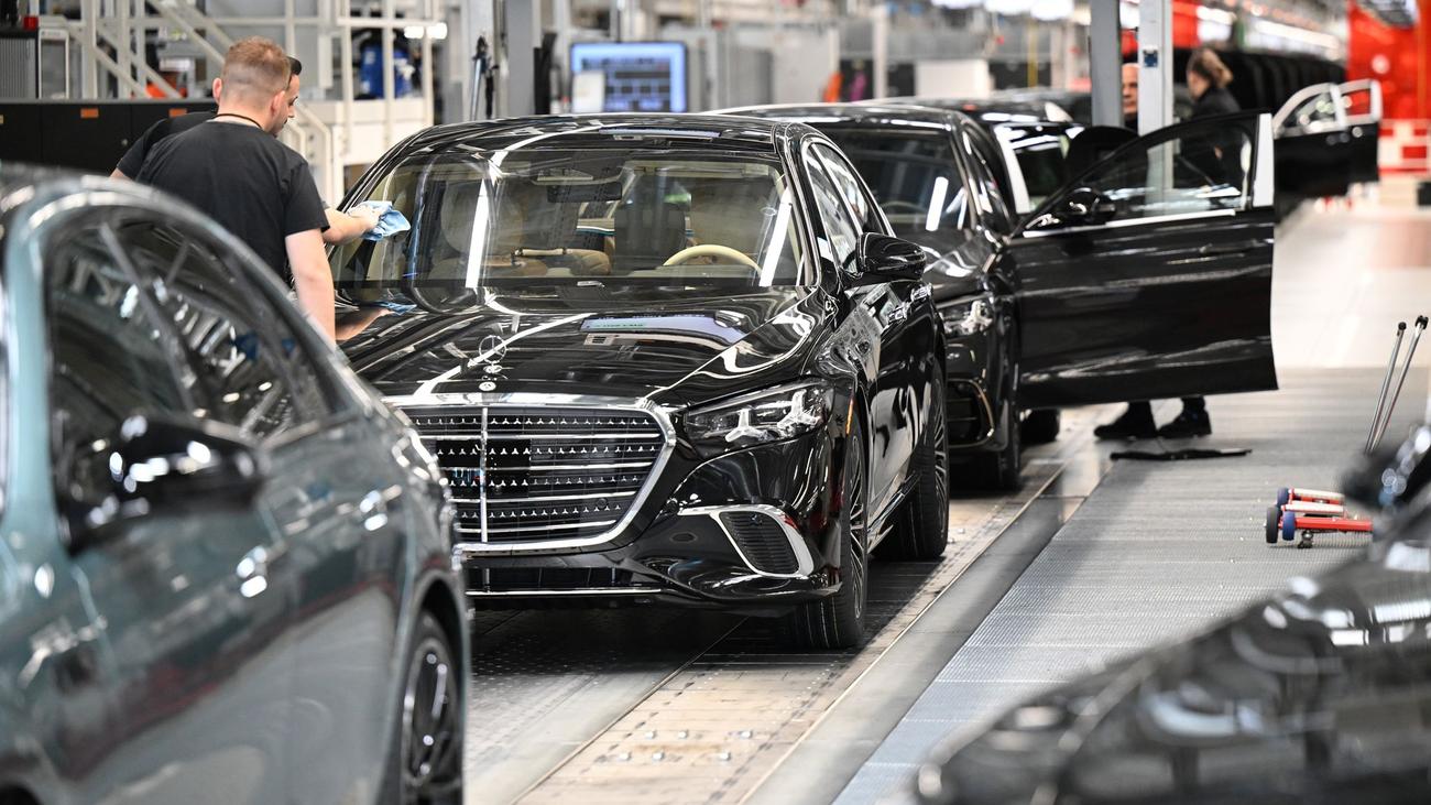 Stuttgarter Autobauer: Sparkurs bei Mercedes - Gewerkschaft ruft zu Protest auf