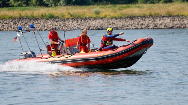 Einsatz für Wasserrettung: Unfall mit Frachter: Ruderboot zerbricht auf Neckar