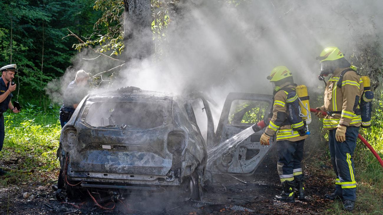 Unfälle: Auto prallt gegen Baum und brennt - 19-Jähriger stirbt