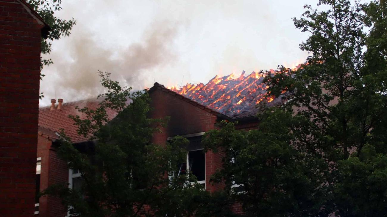Notfälle: Dachstuhlbrand in Krankenhaus: Mindestens 34 Verletzte