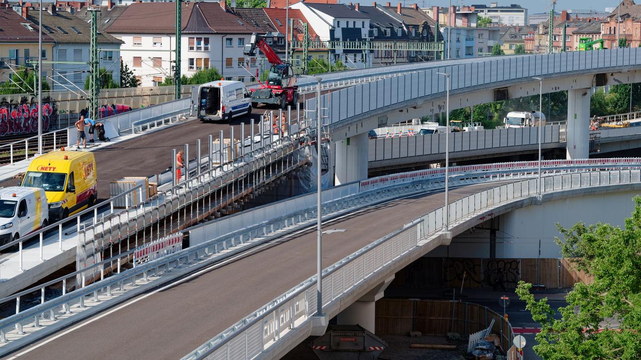 Lebensader für viele Pendler: Endlich freie Fahrt: Schluss mit Verkehrs-Nadelöhr am Rhein