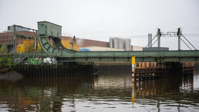 Unfallserie: Erneut kracht Binnenschiff gegen Oldenburger Eisenbahnbrücke