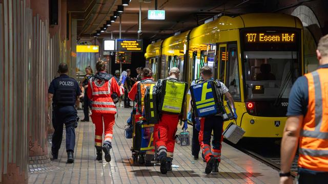 Angriff mit Stichwaffe: Frau in U-Bahn niedergestochen - Täter auf der Flucht