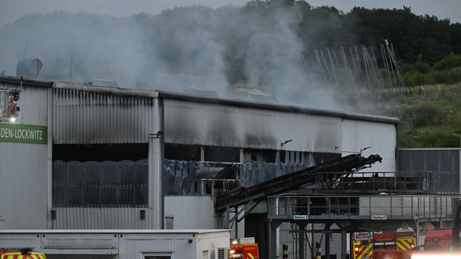 Einsatz: Die Feuerwehren sind zu dem Großbrand ausgerückt. (Symbolbild)
