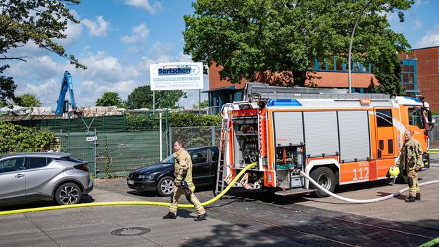 Brände: Große Rauchsäule wegen Feuer auf Berliner Recyclinghof