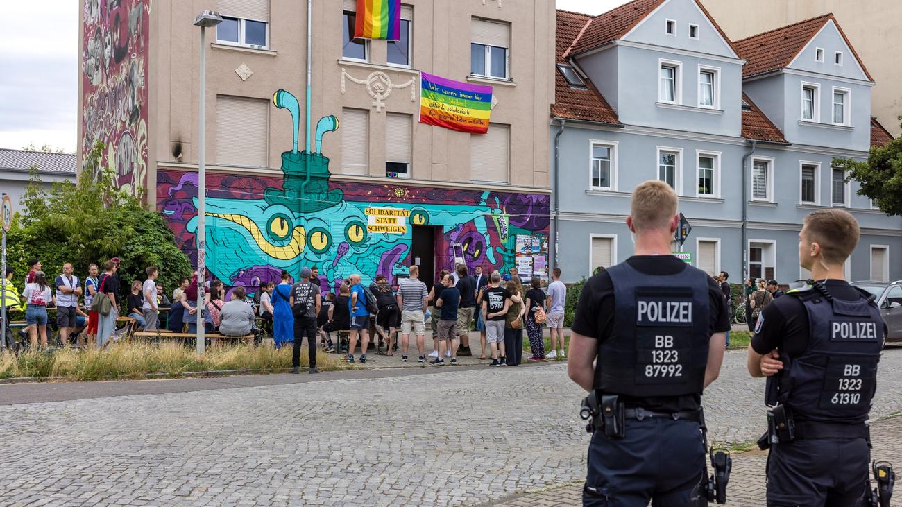 Mutmaßlicher Rechtsextremismus: Mahnwache nach mutmaßlich rechten Angriffen in Cottbus