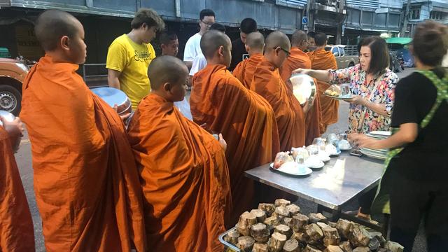 Elfjähriger am Steuer: Pick-up rast in Mönchsprozession – acht Tote in Thailand