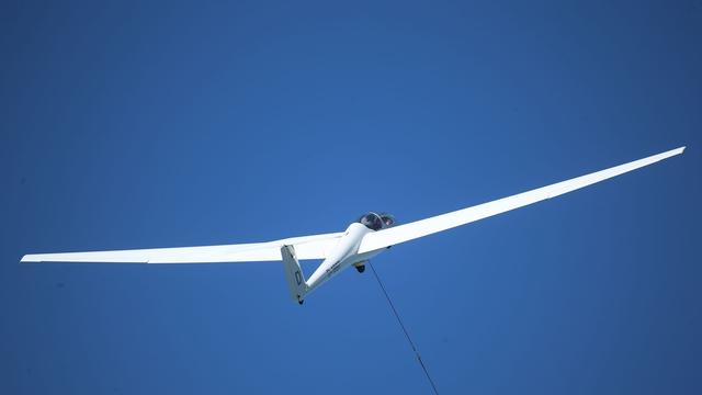 «Außenlandung»: Segelflieger muss auf Feld landen - Pilot leicht verletzt