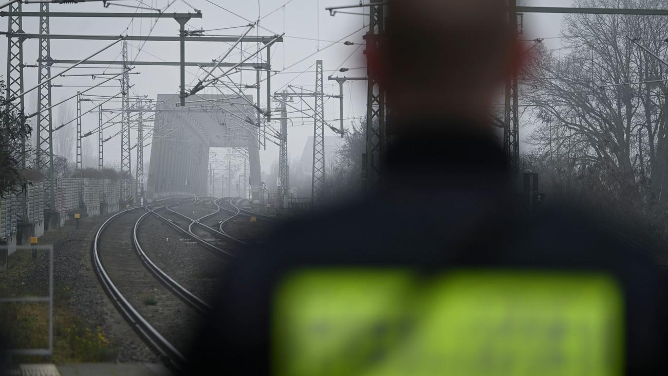 Kriminalität: 29-Jähriger greift Bahnmitarbeiter bei Kontrolle an