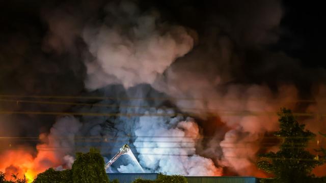 Feuerwehr im Einsatz: Brand in Stuttgarter Großmarkt
