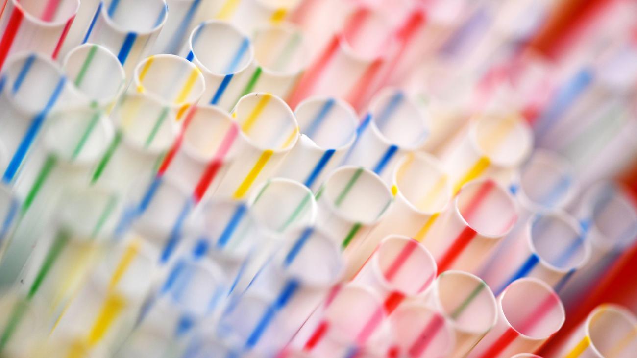 Umstrittene Plastik-Produkte: Es werden noch immer Einweg-Plastikstrohhalme verkauft
