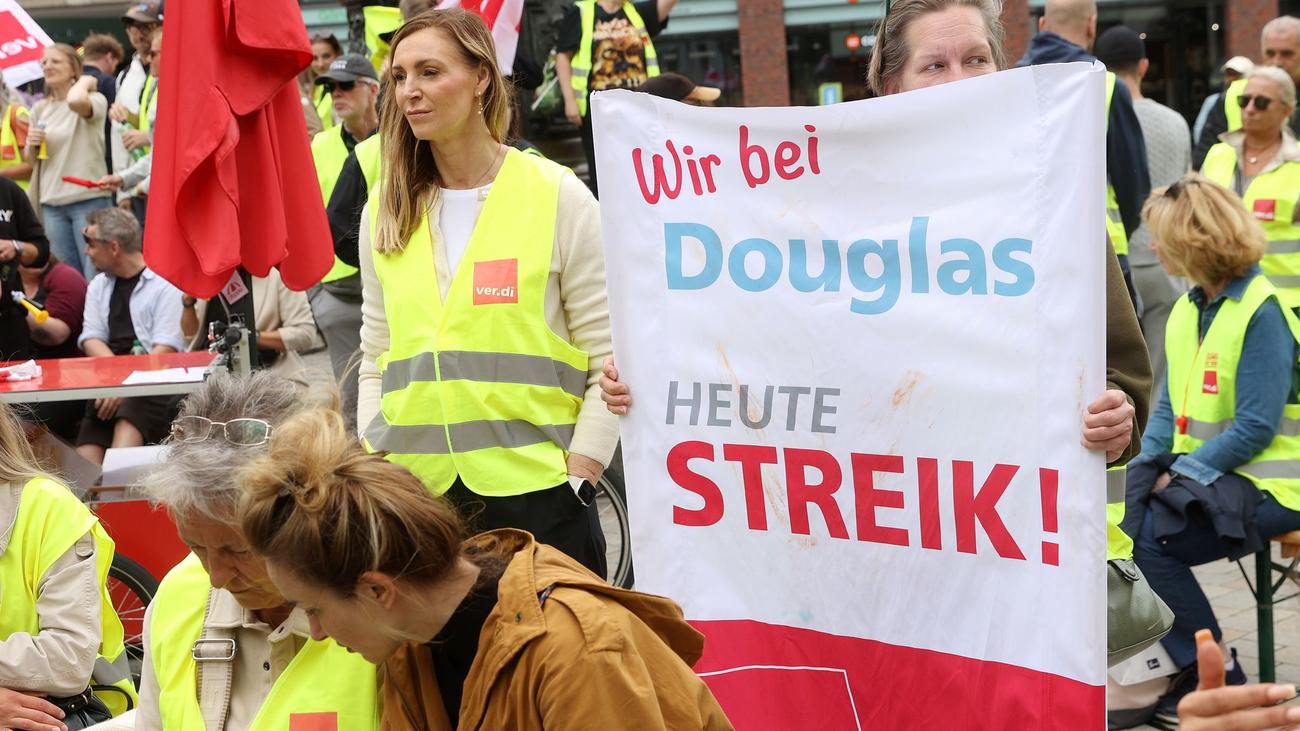 Tarife: Hunderte Beschäftigte im Handel protestieren für mehr Geld