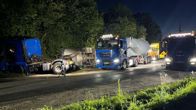 Unfall in Mönchengladbach: Lkw mit Gülle umgestürzt - Straße über Stunden gesperrt