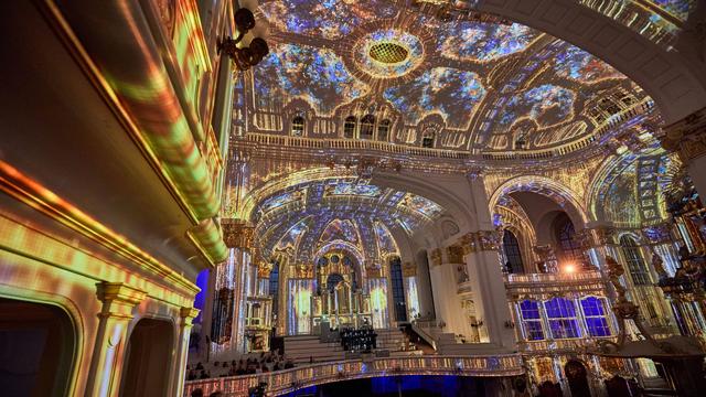 Ben Becker spricht den Michel: Magische Lichtshow «Luminiscence» erleuchtet den Michel