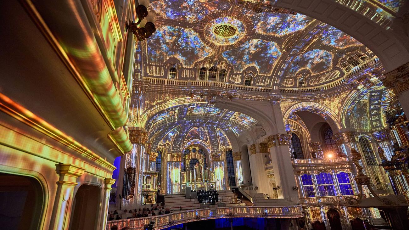 Ben Becker spricht den Michel: Magische Lichtshow «Luminiscence» erleuchtet den Michel